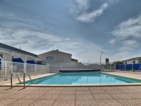 Water, Plant, Property, Building, Swimming Pool, Azure, Window, Architecture, Leisure, Residential Area