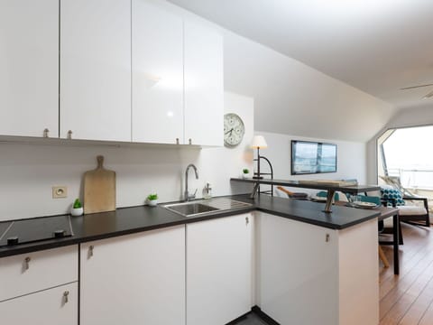 Flower, Plant, Furniture, Property, Window, Building, Green, Chair, Table, Sky