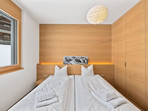 Property, Comfort, Light, Wood, Window, Textile, Interior Design, Lighting, Architecture, Flooring