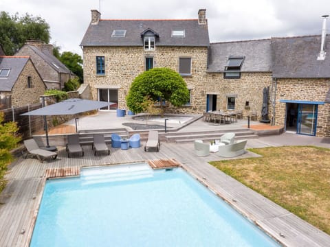 Water, Building, Plant, Property, Window, Swimming Pool, Cloud, Azure, Sky, House