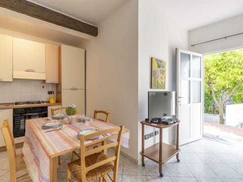 Water, Building, Plant, Sky, Daytime, Property, Swimming Pool, Azure, Window, Tree