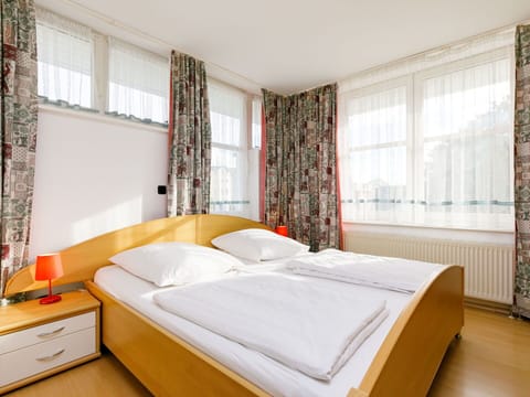 Furniture, Property, Building, Window, Comfort, Wood, Textile, Bed Frame, Interior Design, Architecture