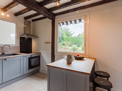 Sky, Plant, Furniture, Plant Community, Table, Natural Landscape, Chair, Land Lot, Outdoor Furniture, Tree