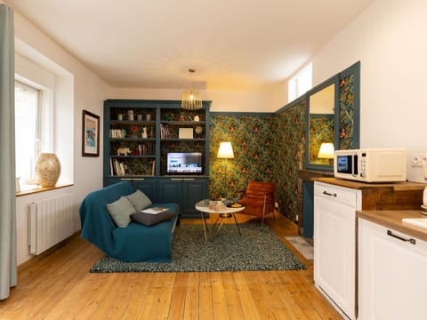 Sky, Plant, Furniture, Plant Community, Table, Natural Landscape, Chair, Land Lot, Outdoor Furniture, Tree