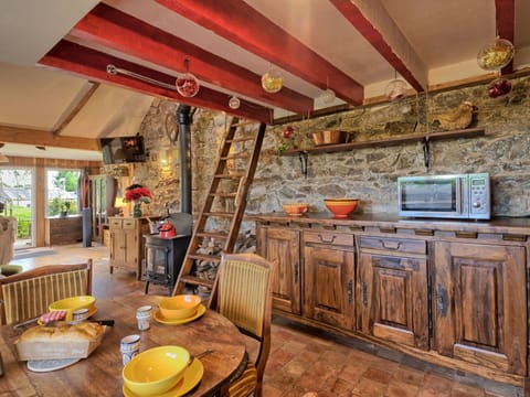 Table, Furniture, Property, Cabinetry, Tableware, Wood, Countertop, Interior Design, Chair, Wood Stain