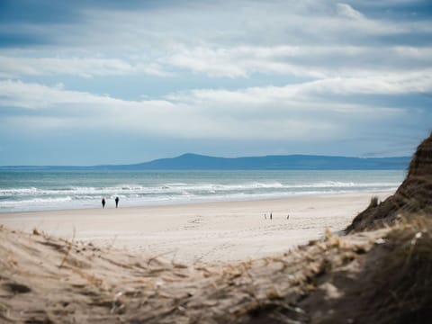 Sky, Blue, Water, Daytime, Beach, Body Of Water, Natural Environment, Horizon, Cloud, Coast