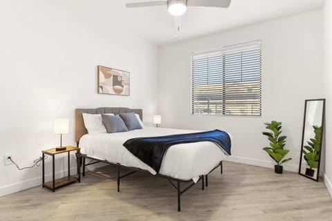 CozySuites Glendale by the stadium with pool! 17