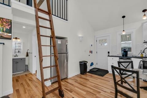 “Ontario” Cottage Living, Kitchen, Dining and Loft (Twin Bed)