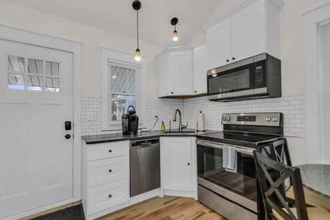 “Ontario” Cottage Kitchen