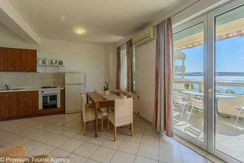 Fridge, oven, stovetop, coffee/tea maker