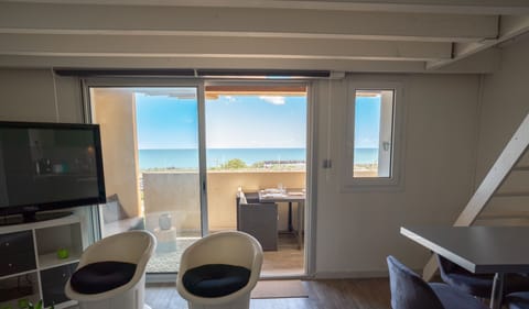 Air-conditioned lounge with TV and WIFI, views of the Mediterranean.