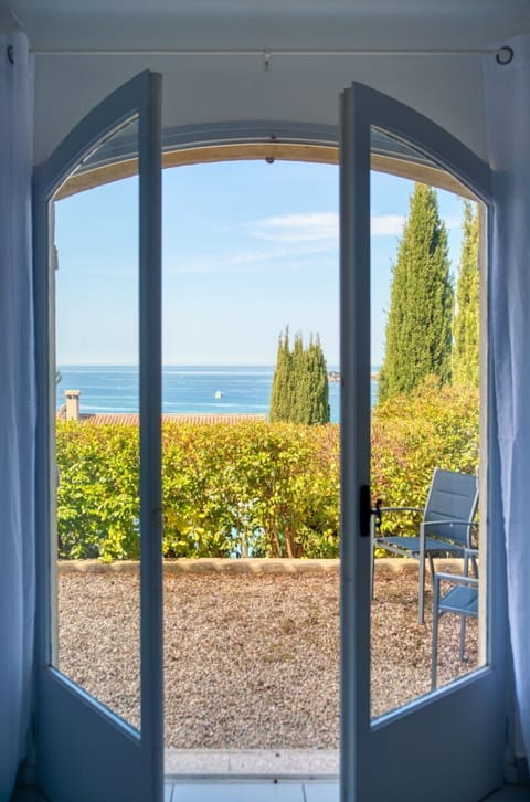 Snow, Sky, Cloud, Mountain, Building, Slope, Tree, Plant, House, Natural Landscape