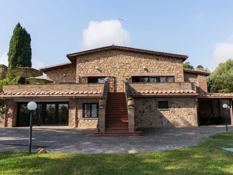Cloud, Sky, Building, Plant, Window, Land Lot, Shade, House, Cottage, Tree