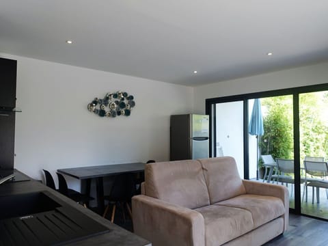 Furniture, Building, Couch, Plant, Interior Design, Wood, Shade, Comfort, Living Room, Flooring