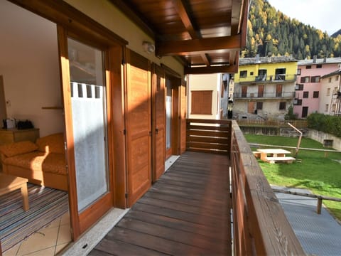 Building, Plant, Wood, Window, Wood Stain, Real Estate, Hardwood, Cottage, Flooring, Roof