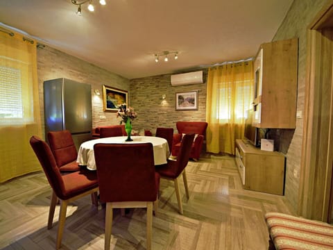 Table, Furniture, Chair, Wood, Interior Design, Living Room, Floor, Decoration, Houseplant, Flooring