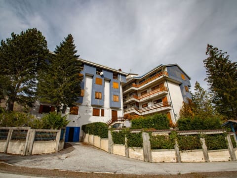 Cloud, Sky, Plant, Building, Property, Window, Tree, House, Land Lot, Urban Design