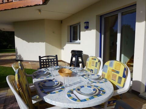 Plant, Property, Table, Building, Wood, Chair, Shade, Wall, Real Estate, Leisure