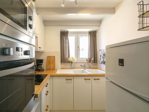 Cabinetry, Kitchen Sink, Sink, Countertop, Property, Tap, Kitchen, Wood, Window, Interior Design