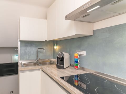 Kitchen Sink, Countertop, Cabinetry, Tap, Sink, Property, Plumbing Fixture, Building, Kitchen Stove, Kitchen