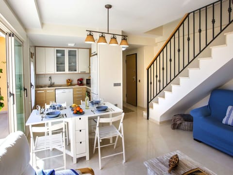 Water, Building, Sky, Property, Swimming Pool, Window, Azure, Plant, Interior Design, Condominium