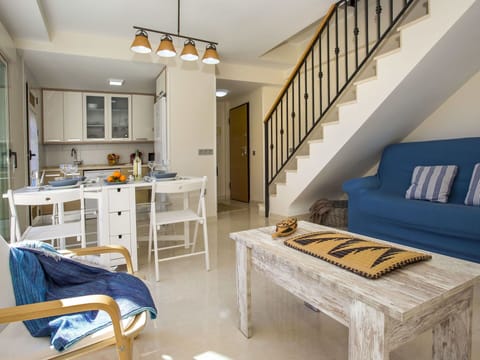 Water, Building, Sky, Property, Swimming Pool, Window, Azure, Plant, Interior Design, Condominium