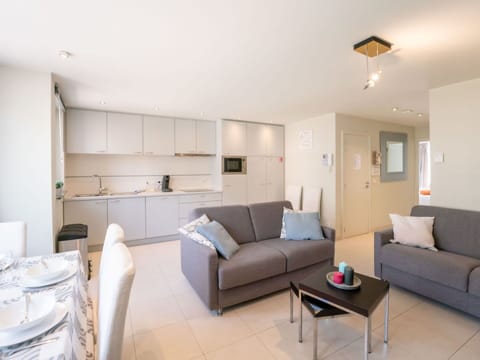 Couch, Furniture, Property, Table, Comfort, Interior Design, Building, Living Room, Wood