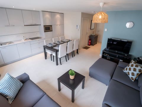 Cloud, Plant, Sky, Building, Daytime, Property, Window, Tree, House, Land Lot