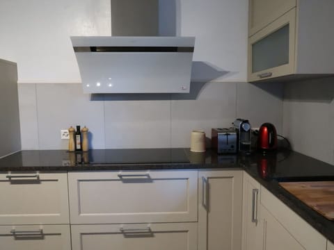 Sky, Building, Plant, Window, Tree, Urban Design, Residential Area, Asphalt, Wheel, Road Surface