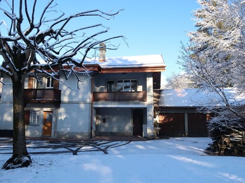Sky, Cloud, Plant, Building, Window, Tree, House, Land Lot, Cottage, Grass