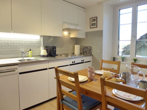 Sky, Building, Plant, Window, Tree, Urban Design, Residential Area, Asphalt, Wheel, Road Surface