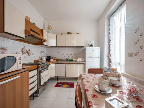 Sky, Building, Plant, Window, Tree, Urban Design, Residential Area, Asphalt, Wheel, Road Surface