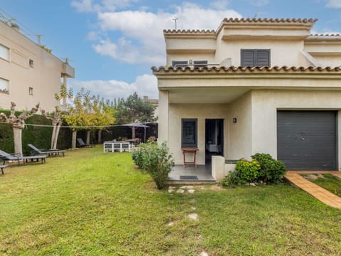 Residential Area, House, Home, Swimming Pool, Estate, Hacienda, Mansion, Resort, Villa, Garden