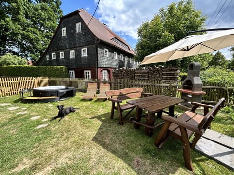 Plant, Sky, Building, Table, Property, Cloud, Outdoor Bench, Tree, Outdoor Table, Outdoor Furniture