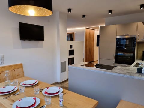 Table, Property, Furniture, Tableware, Dishware, Cabinetry, Wood, Lighting, Interior Design, Food