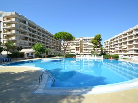 Water, Plant, Sky, Building, Swimming Pool, Tree, Azure, Window, Real Estate, Leisure