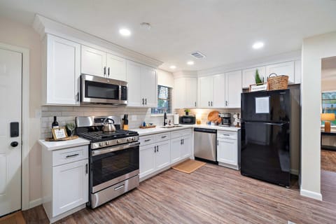 Kitchen Delight: Create culinary masterpieces in this bright, modern kitchen, fully equipped!