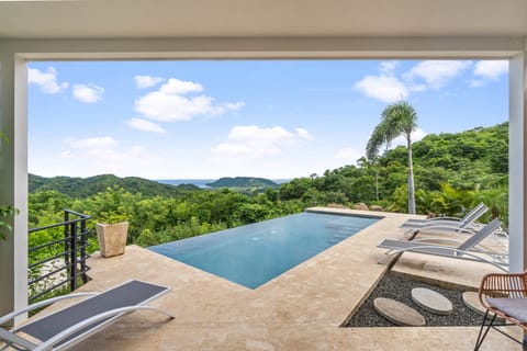 Infinity Pool & Ocean Views