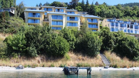 Access to the lake and walking track