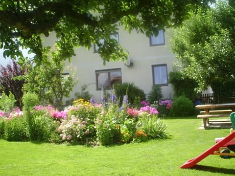 Dreibettzimmer mit Du/wc - Gästehaus Schiefer Bed and Breakfast in Spittal an der Drau