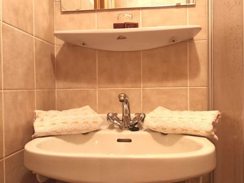 Dreibettzimmer mit Du/wc - Gästehaus Schiefer Bed and Breakfast in Spittal an der Drau