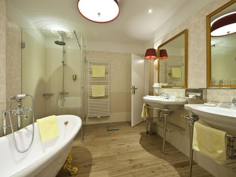 Suite "hafen" bis 4 Nächte mit Frühstück - Romantik SPA Hotel Seefischer am Seesuperior House in Carinthia, Austria