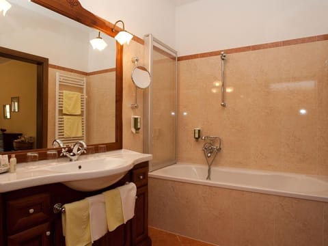 Junior Suite "goldeck" bis 4 Nächte mit Frühstück - Romantik SPA Hotel Seefischer am Seesuperior House in Carinthia, Austria