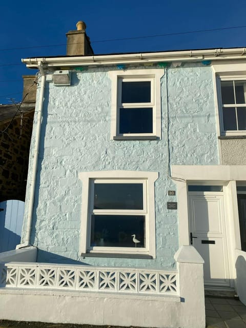 Front view of Min y Graig