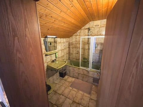 Einzelzimmer 18, WC, Bad - Hotel-gasthof Lammersdorf Bed and Breakfast in Spittal an der Drau