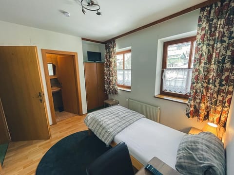 Einzelzimmer 8, WC, Dusche - Hotel-gasthof Lammersdorf Bed and Breakfast in Spittal an der Drau