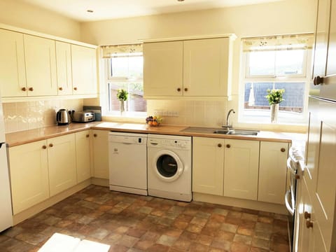 Kitchen with sink, cooker, washing machine