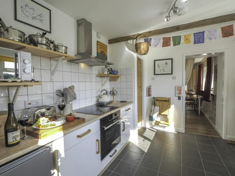 Oven, hob, toaster, glass of wine, snacks, kettle, microwave