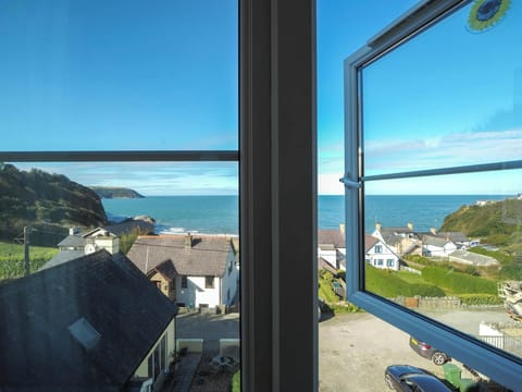 Golyfa Mor views from the window over the sea