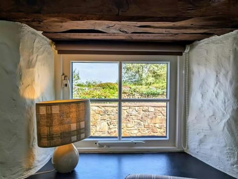 Window sill with lamp: view of the gardens